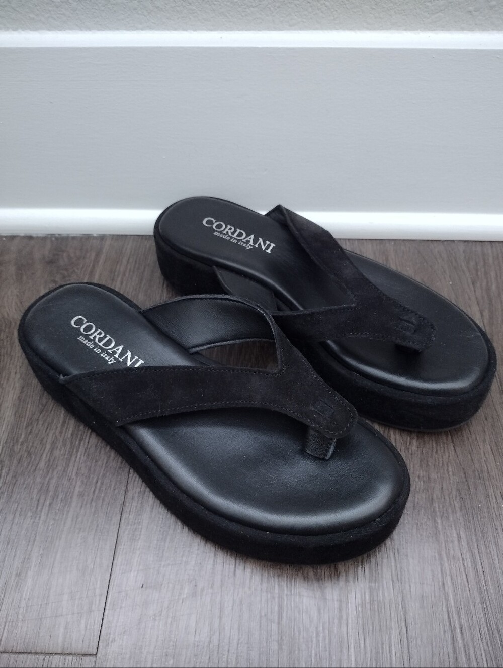 Cordani Kendra Black Platform Thing Sandals Women's size 7 EUC